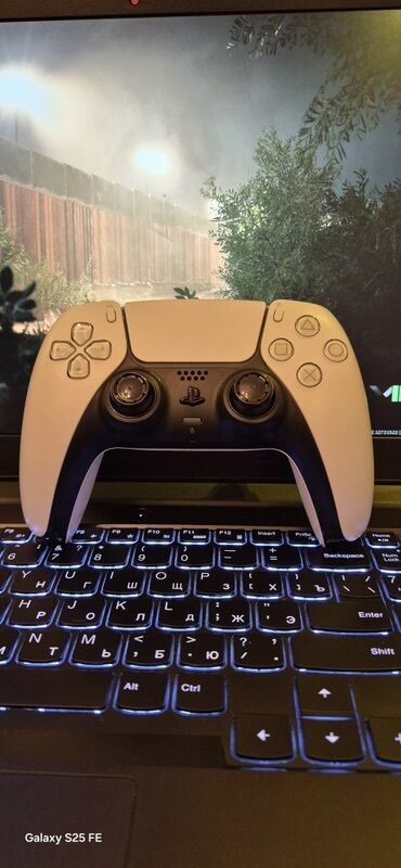 mikrafon tutacağı: Sony PlayStation 5 DualSense naqilsiz oyun pultu – ağ/qaranlıq dizayn