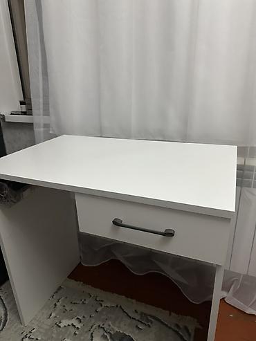 ofis stullar: Ağ rəngli yazı/iş masası - Minimalist dizayn, ağ laminat örtüklü səth — 1