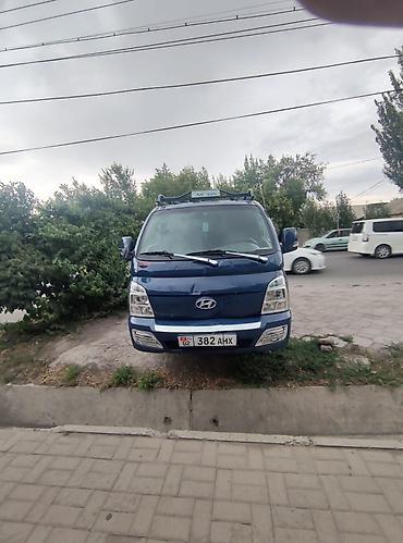 byd pro: Hyundai Porter II — малотоннажный бортовой грузовик синего цвета — 2