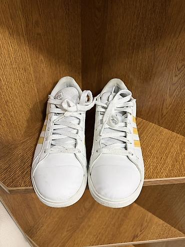 Qadın ayaqqabıları: Adidas ağ rəngli idman ayaqqabısı - Model: Adidas Court/Grand Court — 3