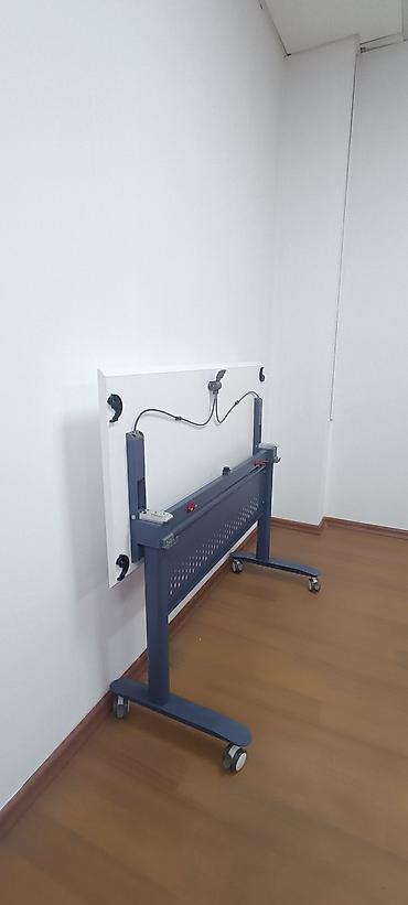 Ofis masaları: Tək nəfərlik mobil ofis masası - Üstlük: ağ rəngli, düz və hamar iş — 9