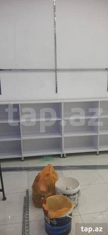 çiçəklər üçün rəflər: TƏCİLİ SATIŞ: MAĞAZA VİTRİNLƏRİ Mağazanız üçün mükəmməl vitrinlər