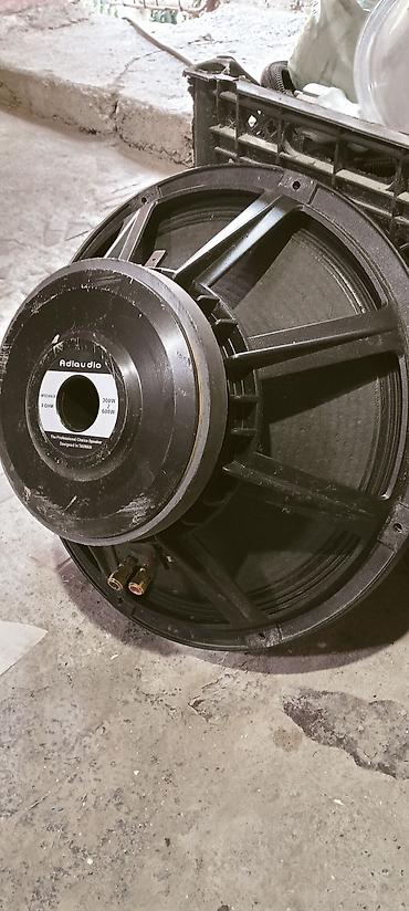 сабвуфер плоский: - Сопротивление: 8 Ω - Мощность: 300 W номинальная, 600 W пиковая - — 1