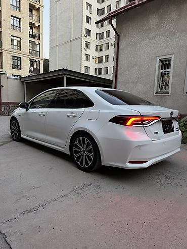 каробка вариатор: Toyota Corolla: 2022 г., 1.8 л, Вариатор, Гибрид, Седан — 5
