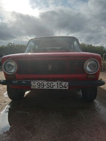 VAZ (LADA): VAZ 2101 (Jiquli) sedan – qırmızı rəng. Xüsusiyyətlər və təchizat: - — 8