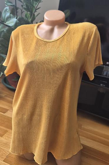 Bluze: Sedam bluzica sa neznatnim tragovima korišćenja. Zelena - M veličina — 7