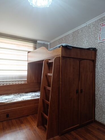 трёхъярусные кровати: Двухъярусная кровать, Б/у, Дерево, С выкатной системой