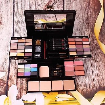 bourjois rumenilo: Sminka u koferu Set sminke Paleta sminke Kofer sadrzi: *39 senki *6 — 1