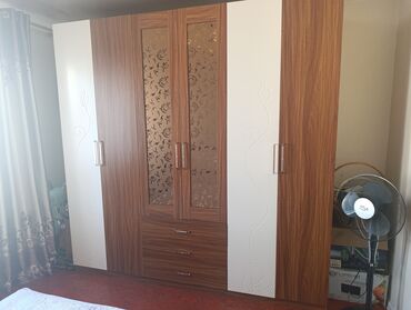 продаю кровать: Продаю спальный гарнитур. В коплекте имеется: 1 комод с зеркалом, 2