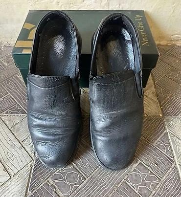 черные мужские мокасины: Qara rəngli kişi ayaqqabısı. Klassik və sadə slip-on modeldir, bağsız — 2