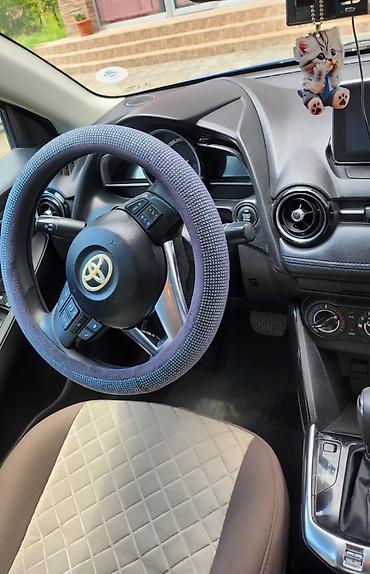 toyota prius kapot: Toyota Yaris: 1.5 l | 2017 il Sedan — 8