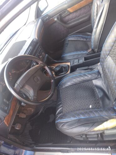 BMW: Интерьер автомобиля BMW (серия E34), седан. Описание: - Салон в — 3