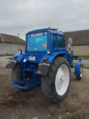 Traktorlar: BELARUS 80.1 təkərli traktor Xüsusiyyətlər: - Güclü dizel mühərrik — 9