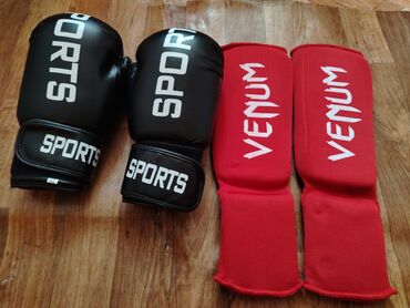 Velosipedlər: Qara rəngdə idman boks əlcəkləri və qırmızı rəngdə Venum markalı