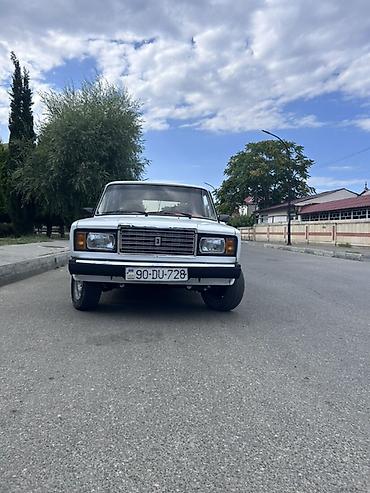 avto aksesuar kredit: VAZ 2107, ağ rəng, salon yenilənmiş. Xüsusiyyətlər: - Korpus: sedan — 4