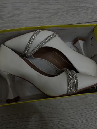 Женская обувь: Туфли AVK, 39, цвет - Белый