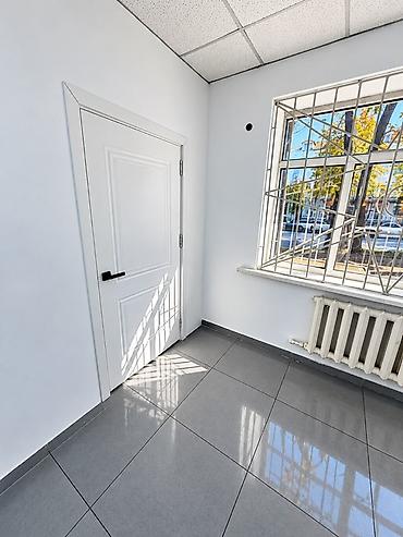 аренда торгово офисного помещения: Сдаю Офисный кабинет: 23 м², С ремонтом, С отдельным входом — 2
