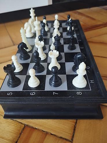 idman sort: Daşınan şaxmat dəsti - Qatlanan plastik lövhə: üzərində A–H və 1–8 — 1