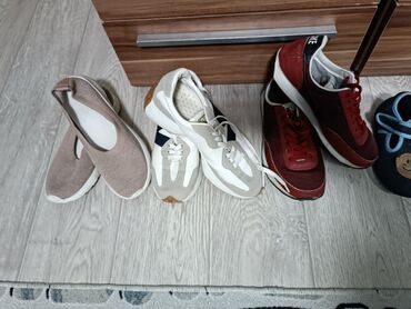Кроссовки и спортивная обувь: Продам три пары кроссовок женских, красные кроссовки оригинал очень