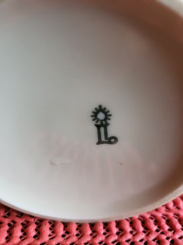 Stare vaze i dekor: Vaza nova porcelanska 70te. Visina. 15cm. Stopa. 7cm — 10