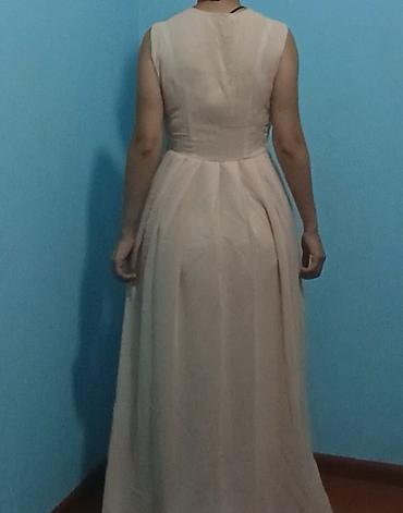 Zərif pudra rəngində maxi don - Model: qolsuz, V formalı kəsişən sinə