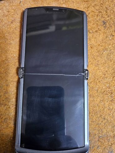Motorola: Motorola Razr 2023, 256 GB, bоја - Crna, Otisak prsta, Bežični punjač, Dual SIM — 2