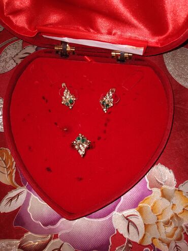бриллианты серьги: Набор Серьги и кольцо. Золото с бриллиантами и изумрудами . Цена 500$