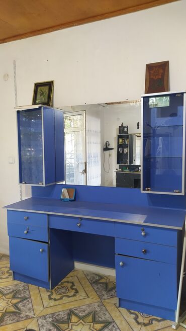 чехол на диван: Bərbər/salon üçün iş stansiyası – güzgülü masa və divar vitrinləri -