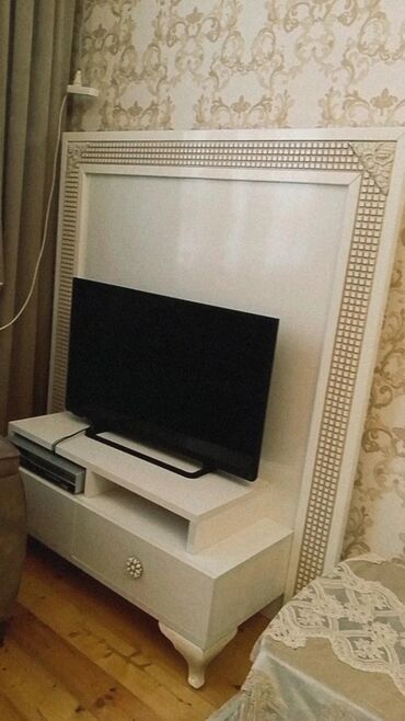 тв тюнер для телевизора: Düz TV altlığı, Polkalı, Laminat