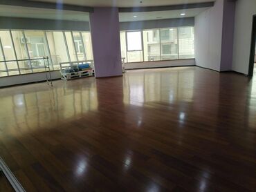 Ofislər: 160kv 1 boöyük zal, 3 otaq, 2 duşavoydan ibarətdir. Af mall-ın 3-cü — 5