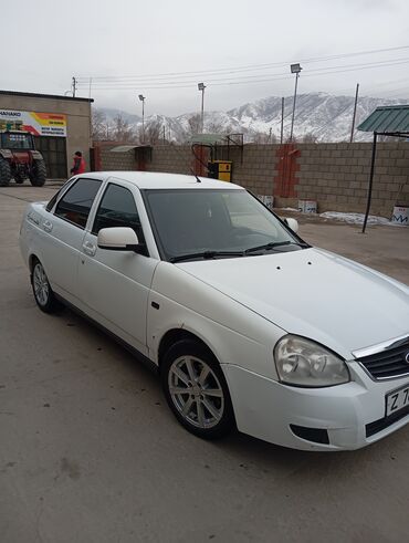 ВАЗ (ЛАДА): Продается автомобиль Lada Priora белого цвета. Этот седан подойдет для