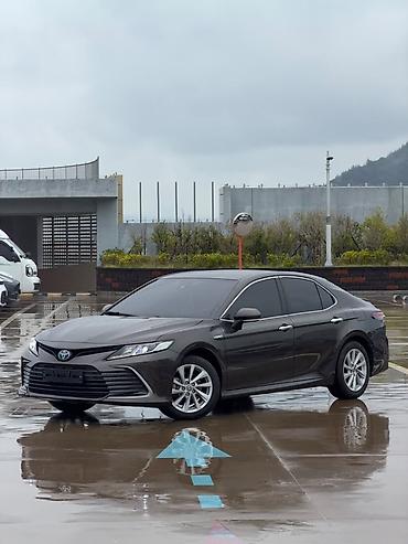 Транспорт: Toyota Camry: 2021 г., Гибрид, Седан — 4