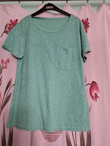 Açıq yaşıl rəngdə, qısaqol T-shirt. Ön tərəfində sol sinə hissəsində