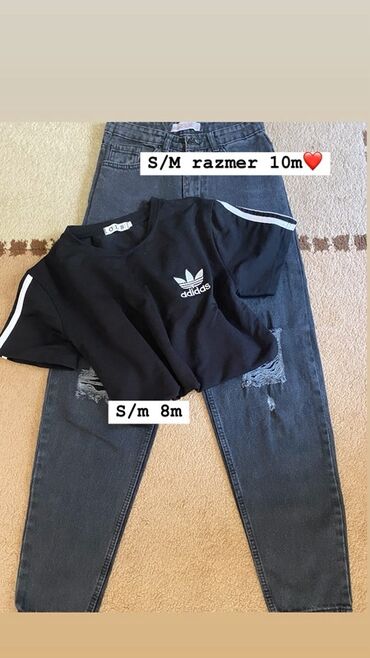 Futbolka və maykalar: Qara rəngdə, qolları ağ zolaqlı Adidas t-shirti. Gündəlik geyim üçün