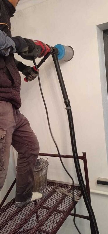 Сверла: Бурильная установка красного цвета с алмазной коронкой. Предназначена — 7