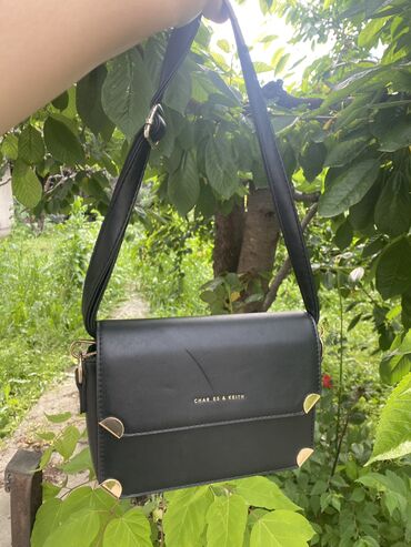 дамская сумочка: Черная сумочка По середине царапина, но состояние хорошее Длинный