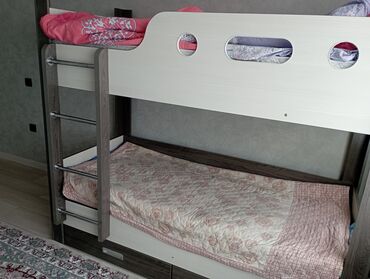 детскую кровать: Продаётся детская двухъярусная кровать с двумя ящиками для вещей