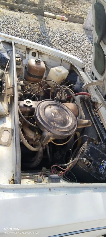 VAZ (LADA): VAZ 2106 (klassik “Jiguli”) – ağ rəngli sedan Xarici: - Dördgöz ön — 9