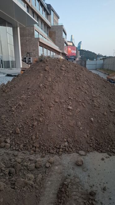 Digər tikinti daşları: Təsvir: - Döküntü torpaq/şevrelənmiş torpaq materialı - Yük maşını ilə — 10