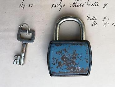 Ostali antikviteti: RAPID, katanac i ključ ili dva VINTAGE. 1. RAPID, katanac i dva ključa — 10