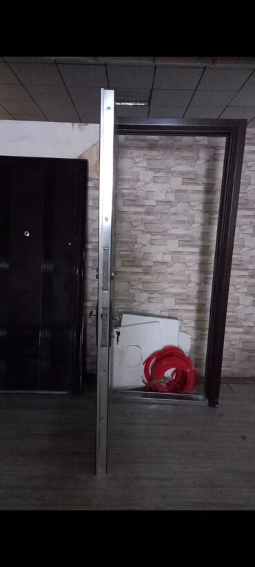 Giriş qapıları: Məhsul: Dəmir giriş qapısı və metal qutu (kasa) komplekti Təsvir: - — 3