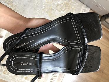 Босоножки, сандалии, шлепанцы: Bershka qadın sandaleti - Rəng: qara, laklı effekt - Model: nazik — 4