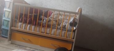 детская советская кроватка: Манеж качественный сматрасом с 2мя полками и качающ механизмом