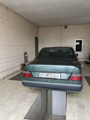 продаю в расрочку: Mercedes-Benz E 200: 1993 г., 2 л, Механика, Бензин, Седан