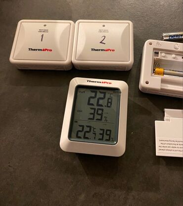Техника и электроника: Термометр с беспроводным внешним датчиком. Показывает