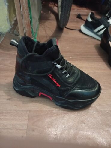 air jordan ayakkabı: Ölçü: 37, rəng - Qara, İşlənmiş