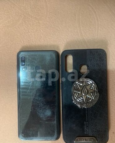 pendir qizardan: Məhsul: Samsung smartfon (arxa qapaqda “Samsung” loqosu), ikili arxa