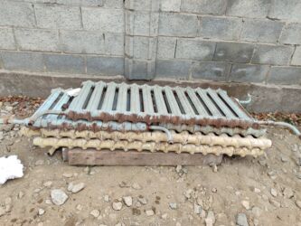 стол для компьютерного клуба: Батарея чугунная б/у. цена по 100 сом за ячейку