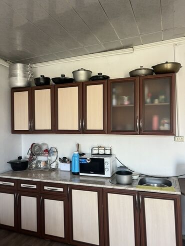 кухунный буфет: Кухонный гарнитур с рабочей столешницей и мойкой - Компоновка: нижние