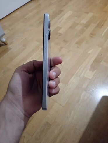 ipad 2020 qiymeti: Smartfon – gümüş rəngli, düz kənarlı dizayn, şüşə ön panel və metal